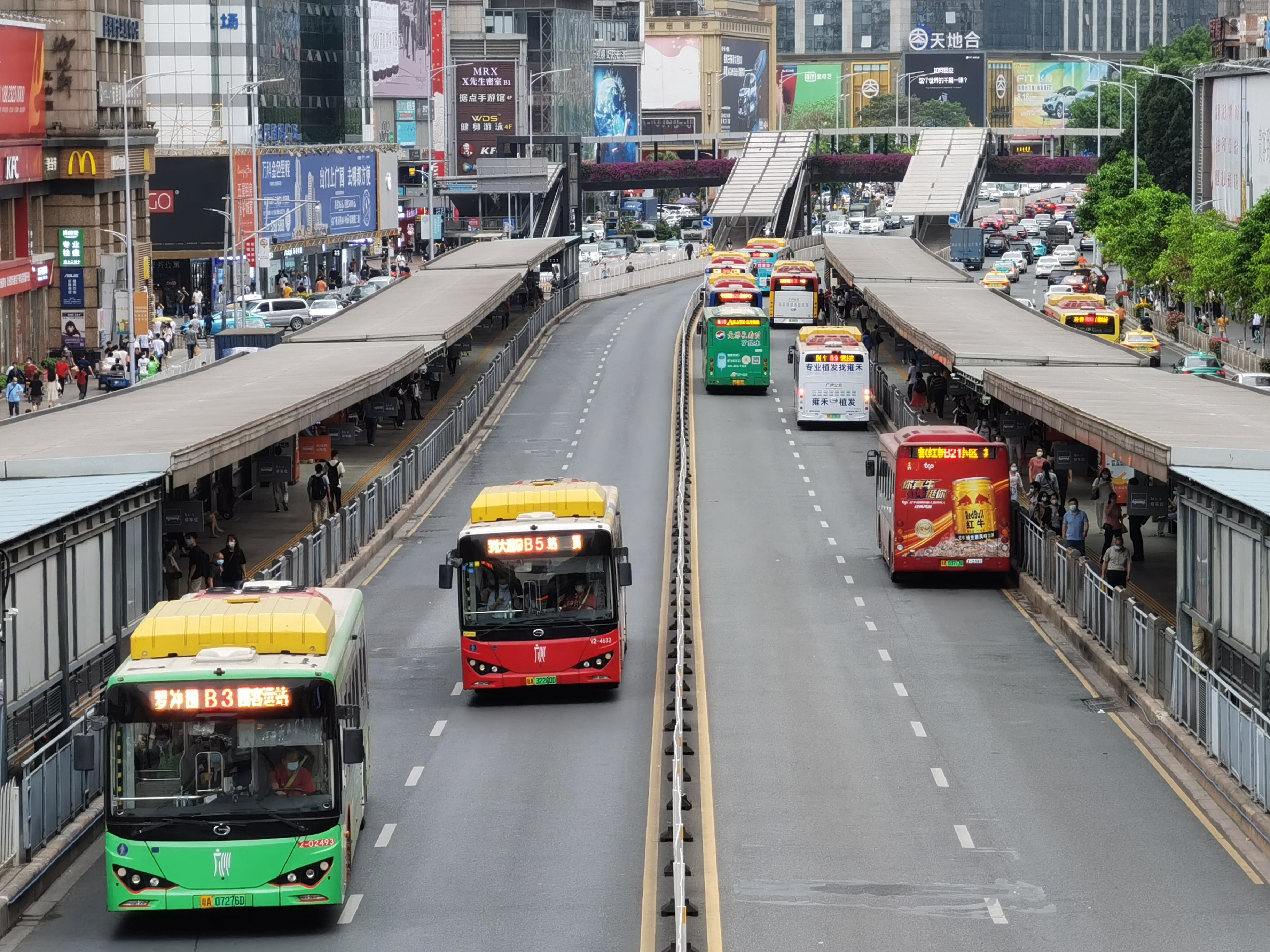 BRT成为市中心区主要公交客流走廊，促进了广州交通迈出新速度。面对沿线车流量日趋上升，可否探索非工作日BRT车道不限行、允许社会车辆借道通行？