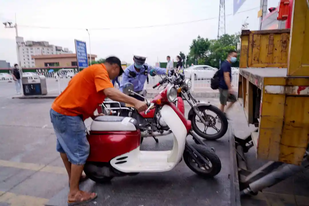 查扣非法“五类车”346辆，“智慧劝导”2847人次——广州白云警方联合多部门强力整治地铁周边交通秩序