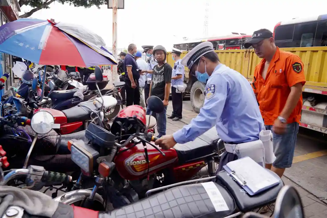 查扣非法“五类车”346辆，“智慧劝导”2847人次——广州白云警方联合多部门强力整治地铁周边交通秩序